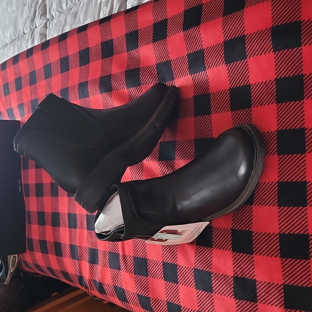 Muk Luks size 8